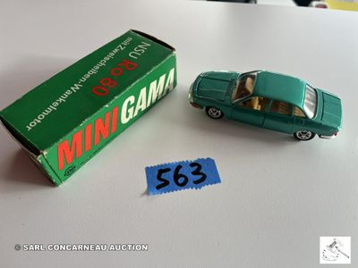 une petite voiture verte en plastique à côté d'une boîte de bonbons gélifiés, gélifiés, gélifiés, gélifiés, gélifiés, gélifiés, gélifiés, gélifiés, gélifiés, gélifiés