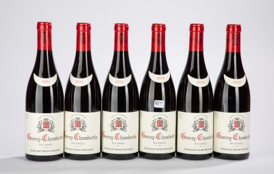 six bouteilles de vin rouge sont alignées