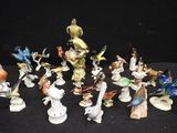 un grand nombre de figurines posées sur une table