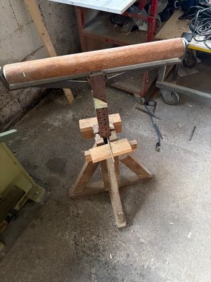 un grand objet en bois posé sur un socle en bois