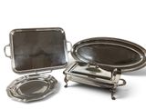 trois plateaux en argent et un plateau sur lequel est posé un miroir
