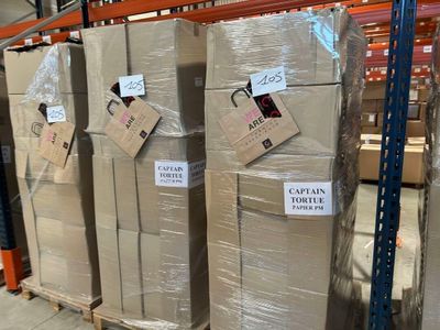 de nombreuses piles de cartons sur les palettes dans l'entrepôt