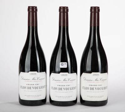 trois bouteilles de vin rouge posées sur une table blanche