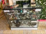 une vitrine remplie d'articles variés dans un magasin