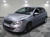 la voiture argentée est garée dans le garage sur le sol en damier