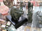 une vitrine en verre contenant divers objets