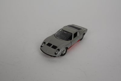 une voiture jouet posée sur une surface blanche