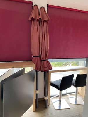 deux chaises et une table dans une pièce avec un rideau rouge