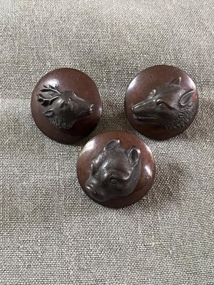 3 boutons à motif animalier: tête de renard, tête de cerf et…