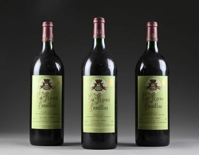 trois bouteilles de vin sont alignées sur une table