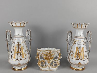 trois vases blancs ornés de motifs dorés, disposés les uns à côté des autres