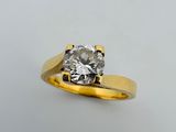 gros plan d'une bague en diamant sur une surface blanche