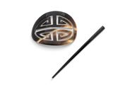 une photo d'une photo en noir et blanc représentant un caillou et un bâton