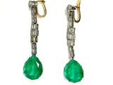 une image d'une paire de boucles d'oreilles en émeraude et diamant