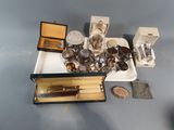 un plateau sur lequel sont disposés des couverts et d'autres objets en argent