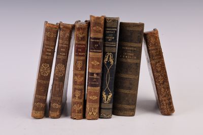 plusieurs vieux livres sont empilés sur une surface blanche