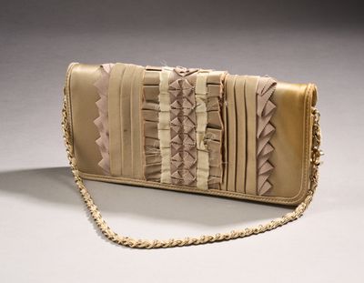 pochette beige à volants avec une bandoulière en chaîne dorée