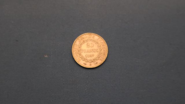 Une pièce de monnaie en or à valeur faciale de 20 francs Français...