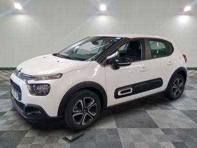 la citrole blanche est garee sur un carrelage en damier