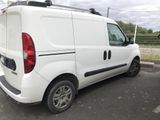 une camionnette blanche garée dans un parking
