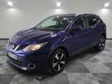 La Nissan QX-V bleue est garée sur un sol à damier