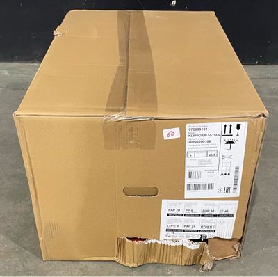 une boîte en carton posée sur le sol