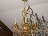 un lustre suspendu au plafond d'un salon