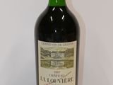 une bouteille de vin posée sur une table