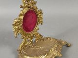 paire de gants français anciens ornés de verre rouge et de feuilles d'or