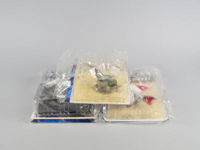 un sac en plastique contenant divers objets, posé sur une table