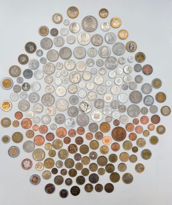 une image représentant un cercle formé de pièces de monnaie sur une surface blanche