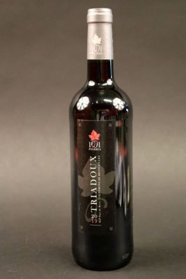 une bouteille de vin posée sur une table