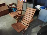 une chaise qui se trouve dans une pièce, à côté d'une table