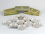 une pile d'assiettes en argent empilées les unes sur les autres