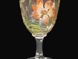 un verre à vin orné d'un motif floral
