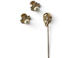 un gros plan sur un bâton orné de perles et une paire de boucles d'oreilles