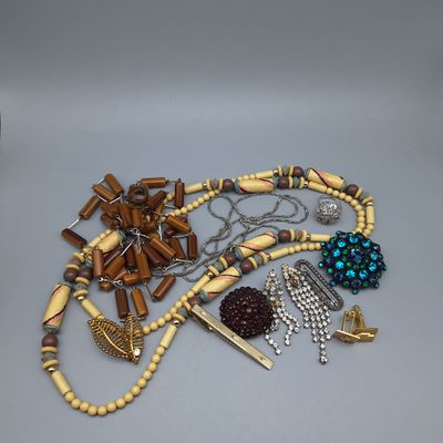 Plusieurs colliers et bracelets différents sont posés sur une table