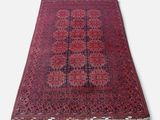 un tapis persan ancien orné d'un motif rouge et bleu sur fond blanc
