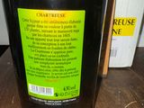 une bouteille de vin posée sur une table