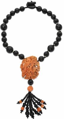 gros plan d'un collier sur fond blanc