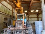 un tracteur garé à l'intérieur d'un bâtiment