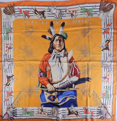 une écharpe orange et blanche sur laquelle figure l'image d'un Indien d'Amérique