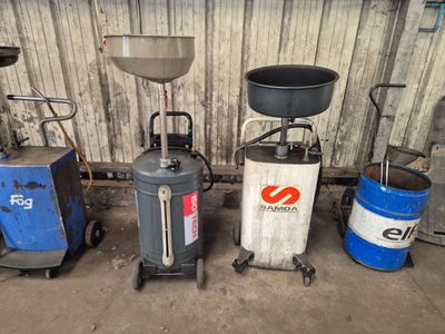 Plusieurs types d'équipements industriels sont alignés dans un garage