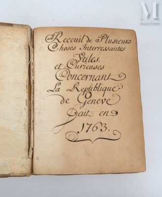 un vieux livre écrit posé sur une table
