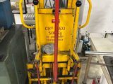 une machine jaune qui se trouve au milieu d'une pièce