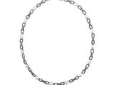 gros plan d'un collier de perles sur fond blanc
