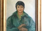 tableau représentant une femme vêtue d'un manteau vert et tenant un chapelet