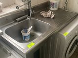 une machine à laver et un sèche-linge dans une petite cuisine
