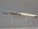 un couteau exposé dans une vitrine