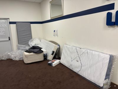 Lot : trois matelas 80 x 200 cm, deux têtes de lit grises SW… - Photo 1